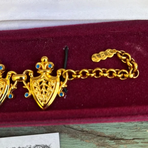 Camrose & Kross 18k gold-plated French Herald bracelet. - Picture 4 of 9